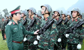  Đại tướng Nguyễn Tân Cương, Tổng Tham mưu trưởng QĐND Việt Nam kiểm tra công tác huấn luyện của bộ đội 