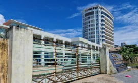 Khuôn viên Bệnh viện Phục hồi chức năng TP Đà Nẵng sau khi di dời bỏ hoang gây lãng phí, mất mĩ quan đô thị Ảnh: Nguyễn Thành 