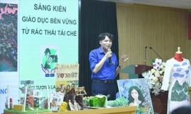 Thầy Nguyễn Hữu Quyết, giáo viên Trường THPT Huỳnh Thúc Kháng (Hà Nội), thuyết trình về “Bảo tàng mini” trong cuộc thi “Thanh niên sáng tạo vì khí hậu” năm 2021 Ảnh: Xuân Tùng