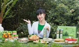 Chị Nguyễn Thị Thu Hoa, CEO Trường Foods bên sản phẩm cao cấp Con Cui làm từ thịt lợn mán