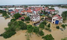 Cơn bão số 3 đổ bộ các tỉnh miền Bắc vào tháng 9 gây ngập lụt nghiêm trọng tại thôn Lương Phúc, xã Việt Long, huyện Sóc Sơn, Hà NộiẢnh: Trọng Tài 