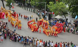 Nhiều gian hàng giới thiệu sản phẩm mọc lên ở khu vực phố đi bộ phố Hoàn Kiếm khiến người dân bức xúc