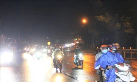 Thời gian qua, nhiều công dân Đắk Lắk, Đắk Nông về quê bằng xe máy, gặp nhiều bất tiện, rủi ro 