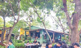  Không gian quán cà phê mộc mạc mang chút hoài niệm thu hút nhiều bạn trẻ 