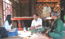 Già Y Đhun (giữa) kể câu chuyện quá khứ hào hùng kiên trung của người dân trong những năm kháng chiến 