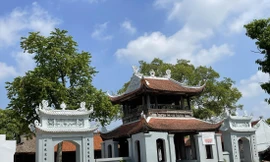 Tam quan, gác chuông chùa Đậu vẫn chờ sửa lại màu sơn Ảnh: KỲ SƠN 