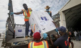 Một lô vắc-xin chuyển đến từ Somalia qua chương trình COVAX Ảnh: AP