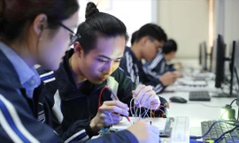 Sinh viên Trường Đại học Công nghệ (Đại học Quốc gia Hà Nội) trong phòng nghiên cứu Ảnh: ANH THƯ