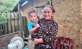 Cháu Sùng Quang Vinh và bà nội Ly Thị Chà ở Bắc Hà, Lào Cai Ảnh: Việt khôi