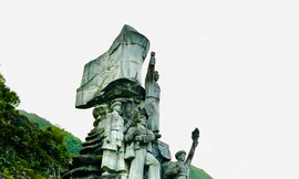 Tượng đài Thanh niên Xung phong xây dựng Con đường Hạnh phúc Ảnh: Lê Xuân Sơn