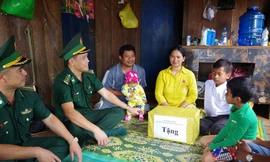 BĐBP tỉnh Đắk Nông thăm hỏi, tặng quà cho gia đình một học sinh ở Campuchia 