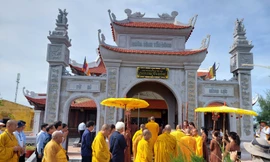 Sư thầy cùng các doanh nhân chuẩn bị khánh thành chùa Sinh Tồn Đông Ảnh: Trần Tuấn
