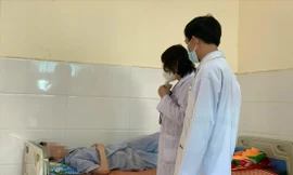 Bác sỹ Bệnh viện tâm thần Quảng Ngãi đang theo dõi điều trị khoảng 6.000 bệnh nhân Ảnh: Nguyễn Ngọc 