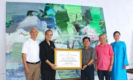 Trần Hải Minh nhận thư cảm ơn từ đại diện Ủy ban Mặt trận Tổ quốc TP Hồ Chí Minh 