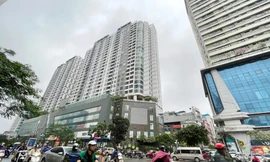 Nhà cao tầng “siêu mỏng” ở đầu đường Lê Văn Lương 