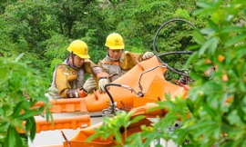 Tăng cường áp dụng công nghệ sửa chữa điện nóng để hạn chế tối đa gián đoạn cung cấp điện Ảnh: Thanh Trần