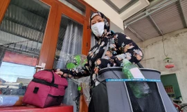 Nữ điều dưỡng nhận thùng sữa trước nhà người cho Ảnh: Thanh Trần