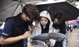 Thí sinh tìm hiểu thông tin tuyển sinh năm 2024 của các trường ĐH Ảnh: Diệp An