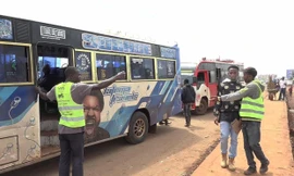 Anh Kelvin Mwanga và anh Criviv Sakwa, được anh Wainaina giúp đỡ, giờ làm trợ lý tài xế xe buýt 