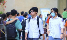 Học sinh dự thi tuyển sinh vào lớp 10 Trường THPT Chuyên Khoa học Tự nhiên năm 2023