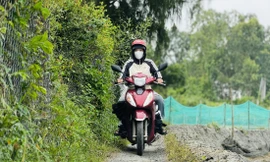 Từ trước đến nay, bờ hồ tôm là lối đi “duy nhất” của 105 nhân khẩu KDC Gò Tây (xã Tịnh Hòa, thành phố Quảng Ngãi)Ảnh: Nguyễn Ngọc