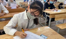 Học sinh đeo khẩu trang dự kỳ thi tốt nghiệp THPT 2020