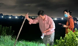 “Chuyện bị hiểu lầm, bị đuổi đánh cũng thường xảy ra nhưng nếu mình xin chuyển sang công việc ban ngày thì đêm ai sẽ làm!” Một công nhân thuộc Tổ dò bể bộc bạch