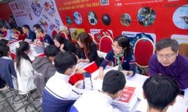 Thí sinh tìm hiểu thông tin thi đánh giá tư duy và tuyển sinh của ĐH Bách khoa Hà Nội năm 2024Ảnh: Diệp An