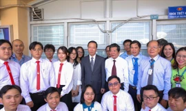 Chủ tịch nước Võ Văn Thưởng chụp ảnh lưu niệm cùng thầy cô và sinh viên nhà trường Ảnh: ĐH KHXH&NV TPHCM