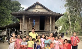 TS Nguyễn Đăng Vũ trong một chuyến điền dã với trẻ em đồng bào dân tộc Ca dong (Ảnh tác giả cung cấp) 