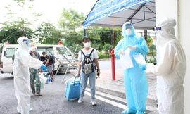 Không quản khó khăn, nguy hiểm, khoảng 40.000 nhân viên y tế đã giúp TPHCM phòng chống dịchẢnh: Vân Sơn