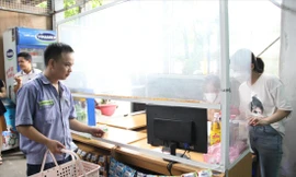 Siêu thị mini nằm trong khuôn viên Cty Tân Long giúp công nhân, người lao động vượt qua bão giá 