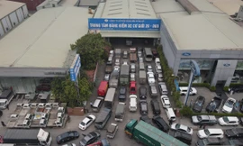 Trung tâm đăng kiểm sẽ bớt cảnh ô tô xếp hàng dài chờ đợi khi thông tư 16 sửa đổi được thông qua Ảnh: Trọng Tài