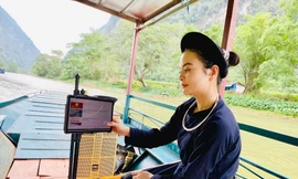 Chị Xuân sử dụng máy tính bảng quảng bá du lịch hồ Ba Bể tới du khách 