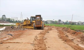 Công trường cao tốc Diễn Châu - Bãi Vọt vắng công nhân, máy móc nằm bờ thời điểm ngày 24/3 Ảnh: Thu Hiền