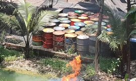 Thùng phuy chứa nhớt thải tại cơ sở tái chế nhớt thải của ông Trần Văn Tài tại xã Cây Gáo (Trảng Bom)