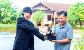 Ông Bùi Văn Tường đón cup Quán quân Rap Việt từ tay con trai 
