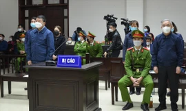 Ông Nguyễn Quốc Anh cùng nhóm bị cáo tại phiên tòa sơ thẩm 