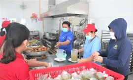 Quán cơm phục vụ người dân với giá 2.000 đồng ảnh: H.C