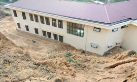 Điểm sạt lở phía sau đe dọa sự an toàn của Trường Mầm non Sùng Đô 