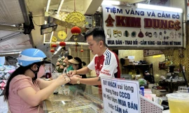 Tiệm vàng yêu cầu khách hàng đem theo căn cước công dân để xuất hóa đơnảnh: U.P 