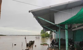 Mùa 'chạy lở' nơi con sông duy nhất Việt Nam chảy từ biển Đông sang Tây