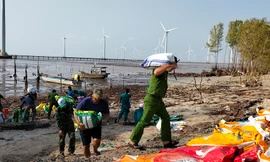 Công an, bộ đội vác bao cát 'vá' đê Biển Đông bị sạt lở