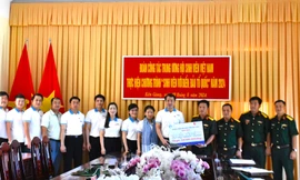 Bí thư T.Ư Đoàn Ngô Văn Cương thăm, tặng quà cán bộ, chiến sĩ tại xã đảo Thổ Châu