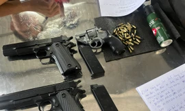 Bị cảnh sát truy đuổi, đối tượng ném 3 khẩu súng vào nhà dân hòng phi tang