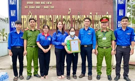 Nữ sinh nhặt được ví tiền trên đường đi thi về