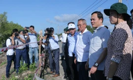 Phó Thủ tướng Trần Lưu Quang kiểm tra tình hình sạt lở ở Bạc Liêu, Cà Mau