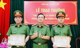 Khen thưởng 3 công an dũng cảm truy bắt đối tượng gây rối