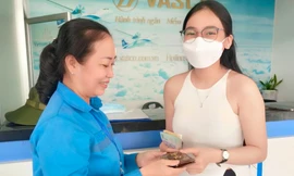 Nhân viên sân bay trả 15 triệu đồng cho hành khách để quên