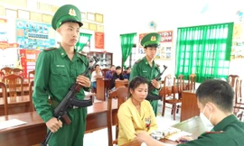 Vợ gửi ma túy ra tàu cá cho chồng sử dụng